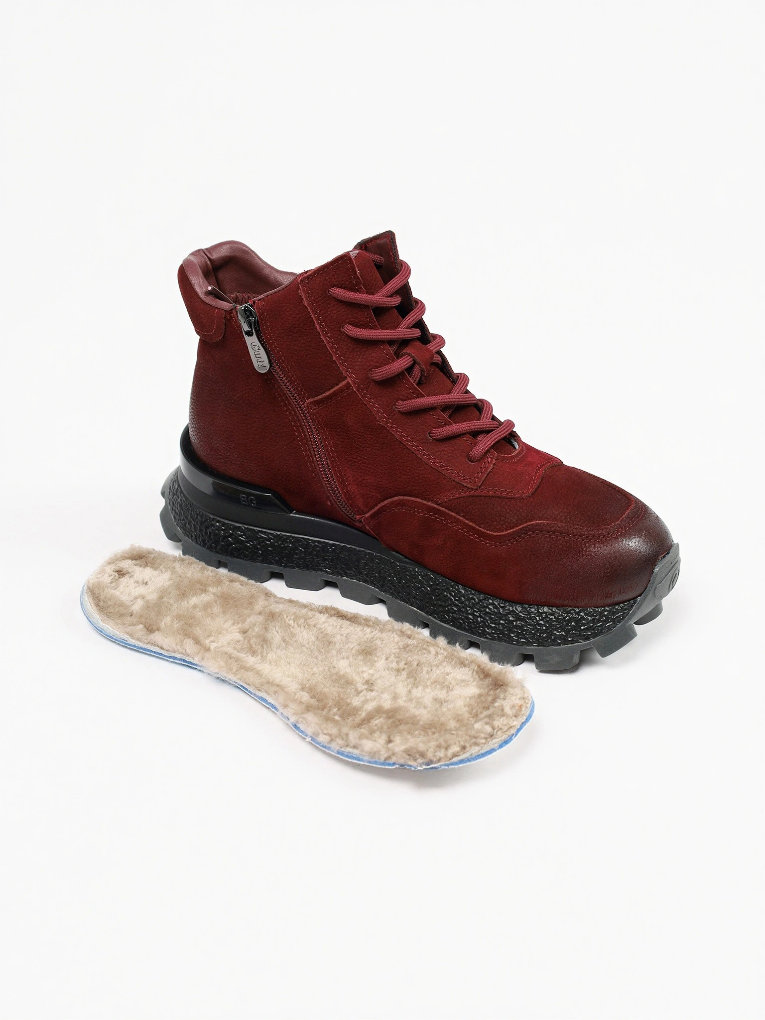 Кроссовки бордового цвета на рельефной подошве